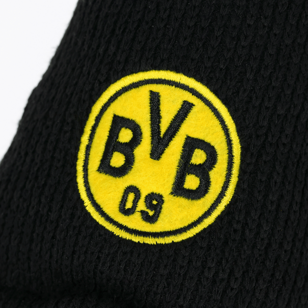 Schwarzgelbes BVB-Logo auf einem gestrickten schwarzfarbenen Stoff, Detailansicht eines Fanartikels für Borussia Dortmund.