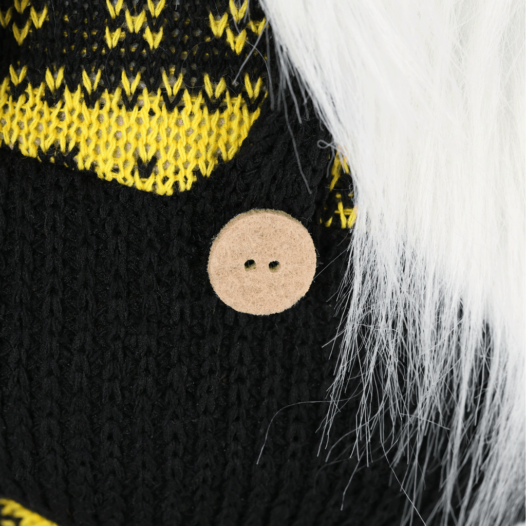 Detailansicht eines Accessoires: Schwarzgelber BVB-Wichtel mit Teleskopbeinen, dekorativ mit Knopf und weißem Haar gestaltet.