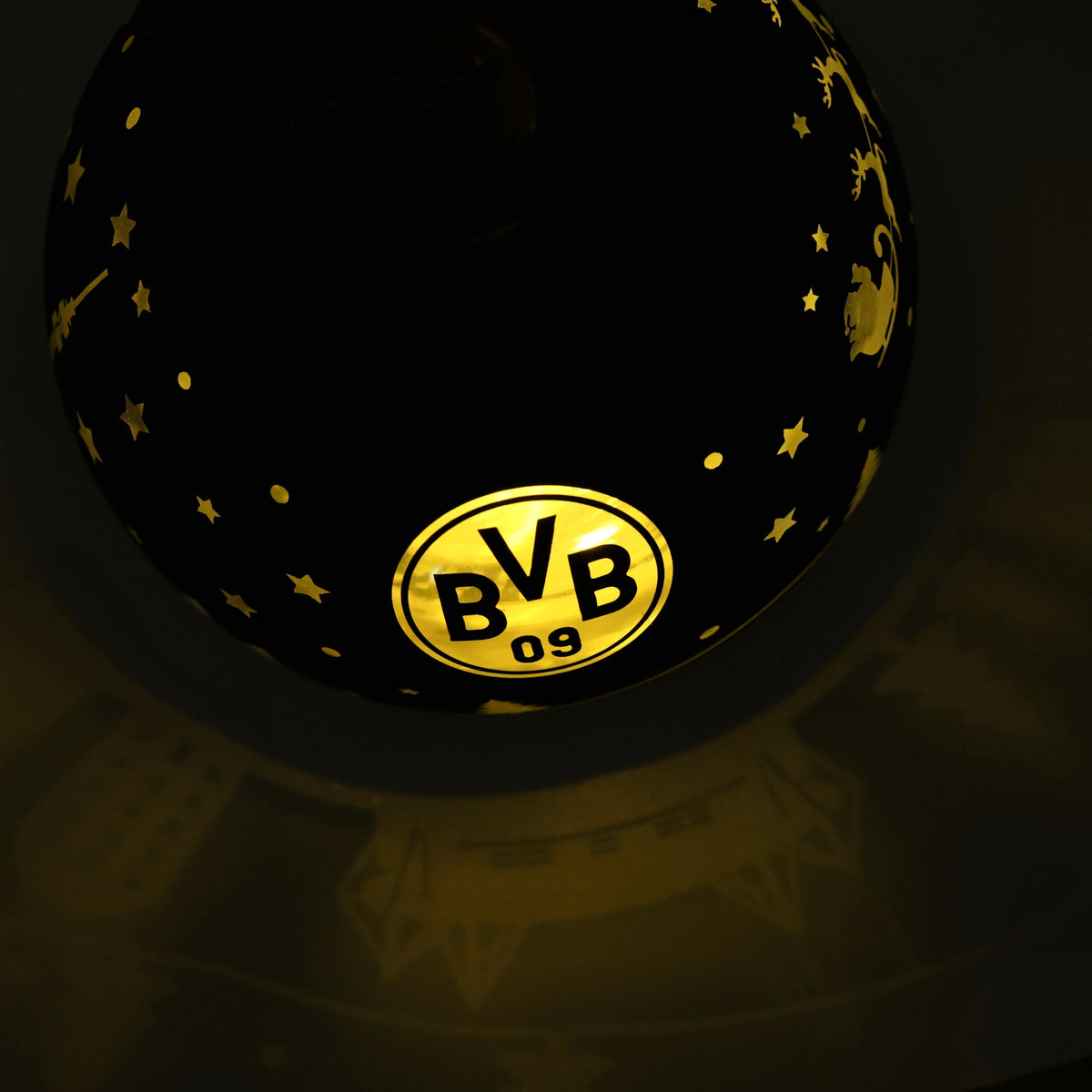Schwarzgelbe BVB-LED-Kugel mit leuchtendem BVB 09-Logo und dekorativem Sternenmuster, ideal für stimmungsvolle Beleuchtung.