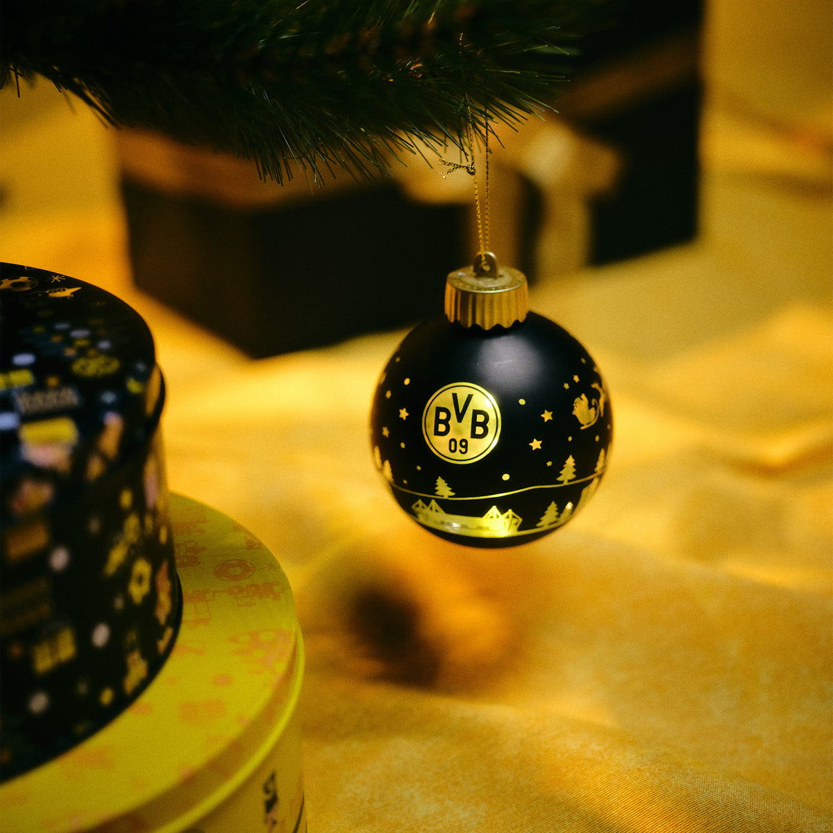 Schwarzgelbe BVB-Weihnachtskugel mit LED-Beleuchtung und BVB-Logo, dekoriert mit weihnachtlichen Motiven, ideal als Baumdekoration.