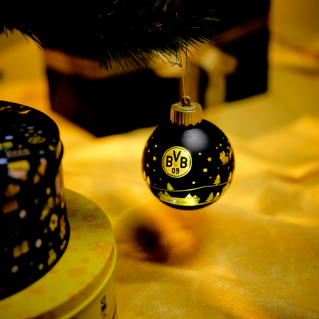 Schwarzgelbe BVB-Weihnachtskugel mit LED-Beleuchtung und BVB-Logo, dekoriert mit weihnachtlichen Motiven, ideal als Baumdekoration.