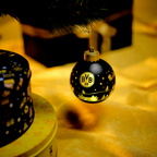 Schwarzgelbe BVB-Weihnachtskugel mit LED-Beleuchtung und BVB-Logo, dekoriert mit weihnachtlichen Motiven, ideal als Baumdekoration.