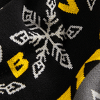 Schwarzgelbes Strickmuster mit Schneeflockenmuster und gelbem B, Nahaufnahme eines BVB-Fanartikels.