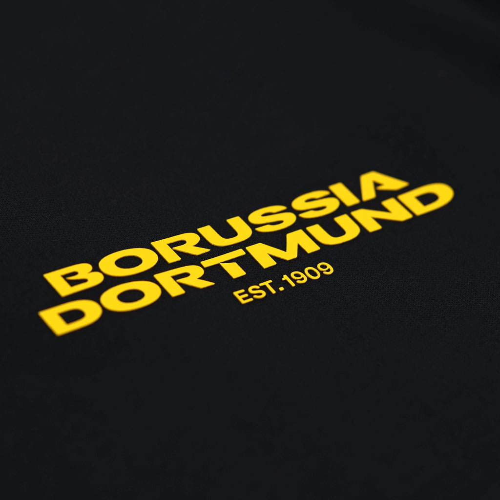 Schwarzes BVB-T-Shirt mit gelbem Borussia Dortmund Schriftzug und dem Gründungsjahr EST.1909 auf der Vorderseite.