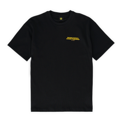 Schwarzes BVB-T-Shirt mit gelbem Borussia Dortmund-Schriftzug auf der linken Brust, Vorderansicht.