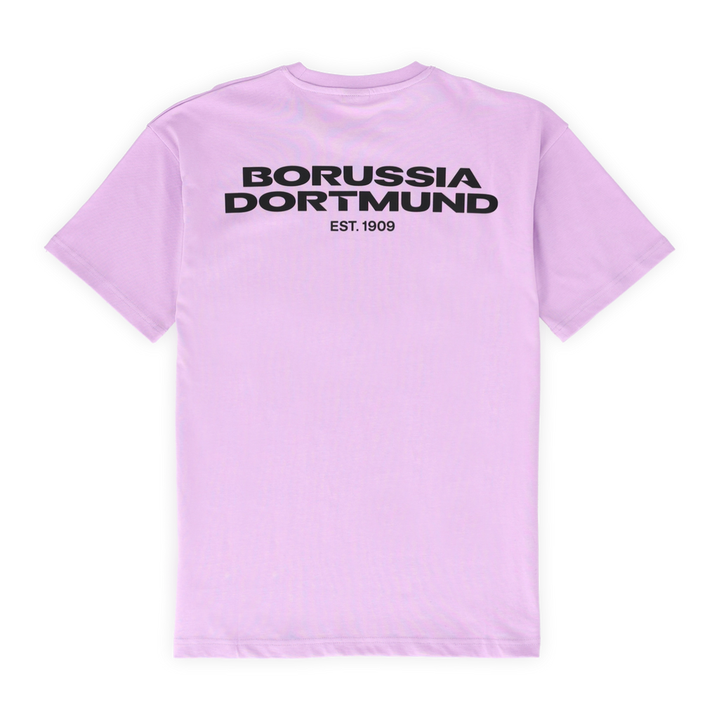 Das lila BVB Urban Tee mit schwarzem Borussia-Dortmund-Schriftzug und EST. 1909-Aufdruck in der Rückansicht.