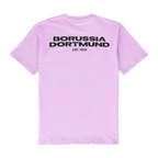Das lila BVB Urban Tee mit schwarzem Borussia-Dortmund-Schriftzug und EST. 1909-Aufdruck in der Rückansicht.