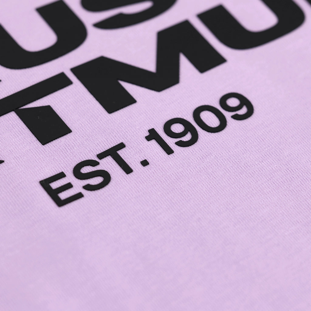 Nahaufnahme des lila BVB-T-Shirts mit schwarzem Textdesign und EST. 1909.