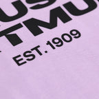 Nahaufnahme des lila BVB-T-Shirts mit schwarzem Textdesign und EST. 1909.