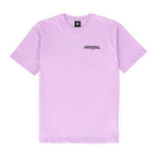 Ein lila T-Shirt von BVB mit schwarzem Borussia Dortmund Schriftzug auf der Vorderseite, optimal für Fans und Freizeit.