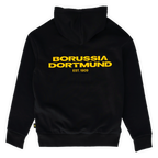 Der schwarze BVB Urban Hoodie in Rückansicht mit gelbem Borussia Dortmund Schriftzug und EST. 1909 Design.