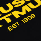 Detailaufnahme eines schwarzen BVB-Hoodies mit gelbem Schriftzug 'EST. 1909', angelehnt an das Design von Borussia Dortmund.