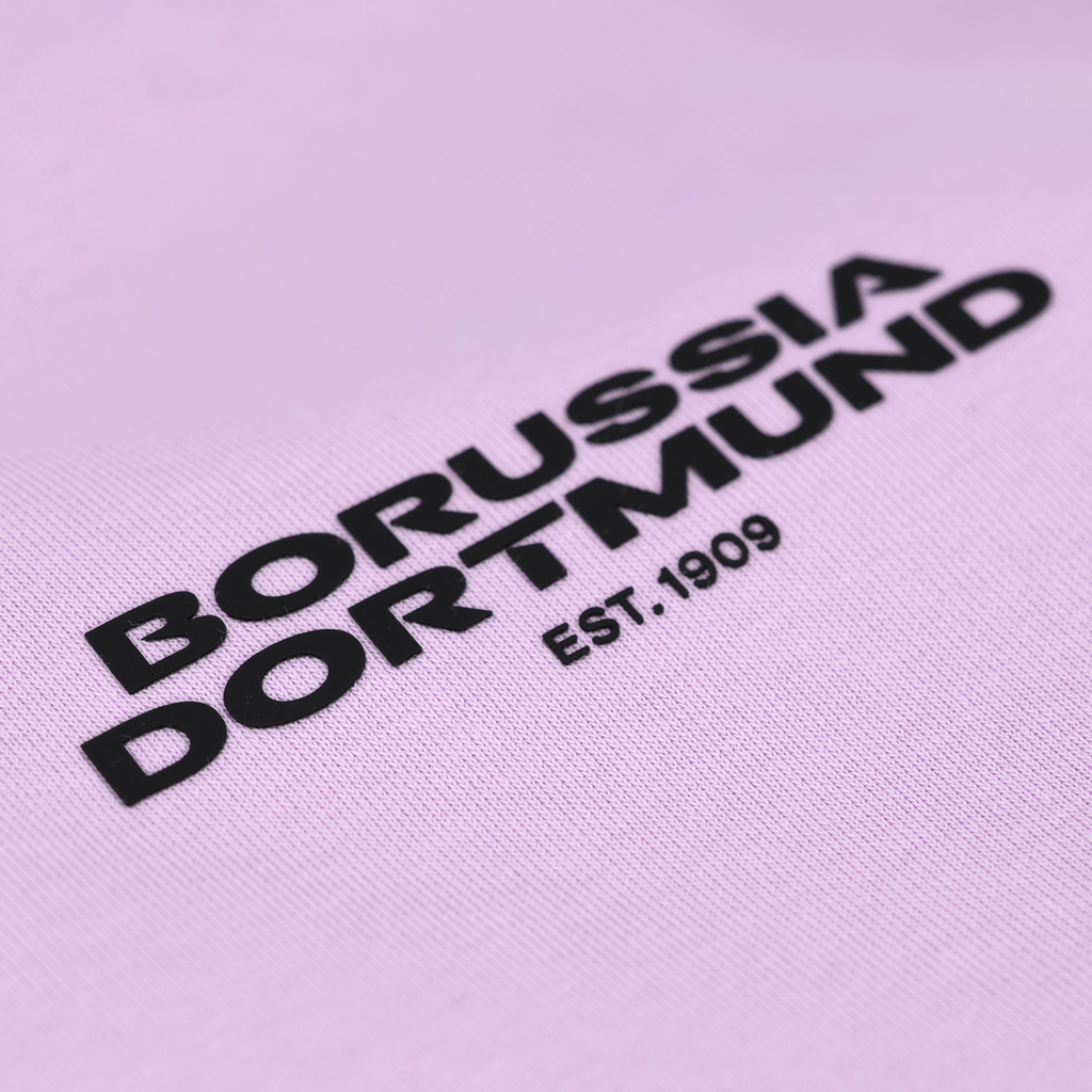 Detailansicht des lila BVB Urban Hoodie mit schwarzem Borussia Dortmund-Logo und Jahreszahl 1909.