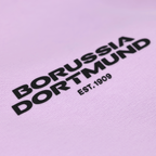 Detailansicht des lila BVB Urban Hoodie mit schwarzem Borussia Dortmund-Logo und Jahreszahl 1909.