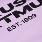 Nahaufnahme eines lila BVB Urban Hoodies mit schwarzem Aufdruck 'EST. 1909' und großem Schriftzug, ideal für Fans von Borussia Dortmund.