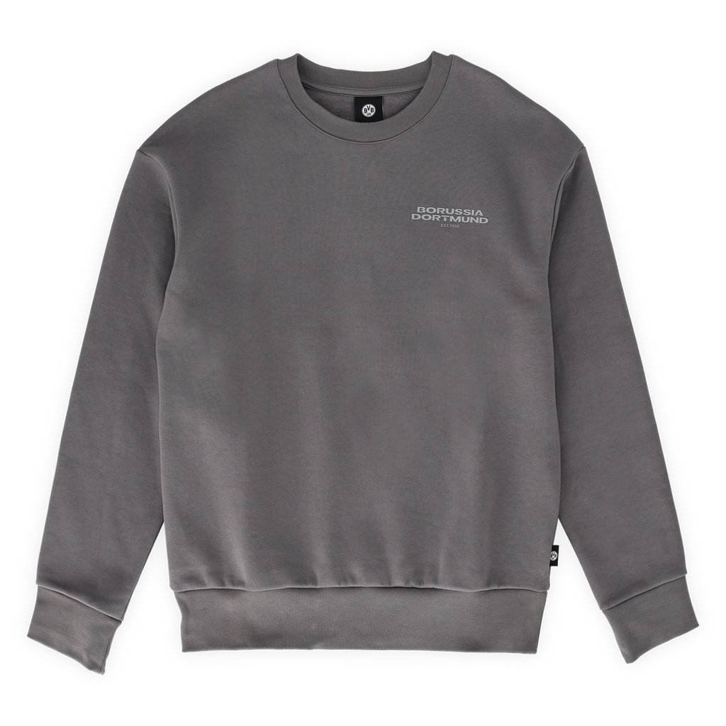 Grauer BVB Urban Pullover mit rundem Halsausschnitt, kleinem Borussia Dortmund-Logo auf der linken Brust und langen Ärmeln, Vorderansicht.