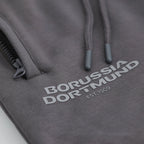 Graue BVB Urban Sweatpants mit Borussia Dortmund-Logo und Kordelzug, Detailaufnahme.