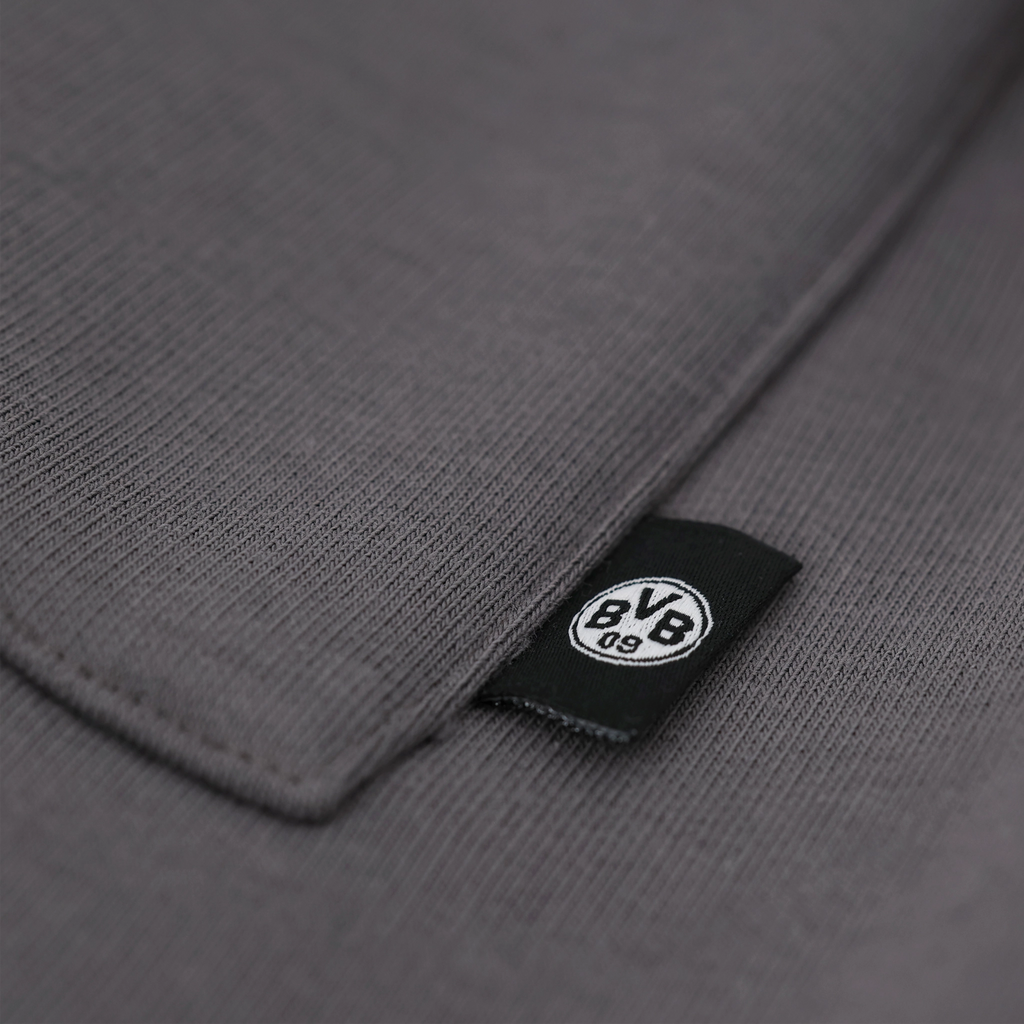 Graue BVB Urban Sweatpants mit Detailansicht des schwarzen BVB 09 Labels.