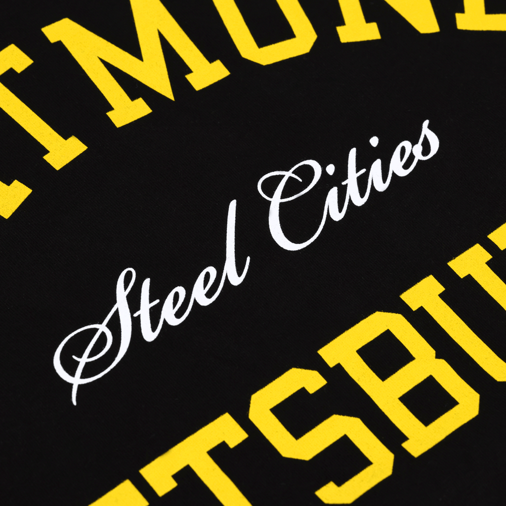 Felpa con cappuccio del BVB nei colori nero e giallo, con la scritta gialla “Pittsburgh” e quella bianca “Steel Cities” sul davanti. Perfetta per i tifosi del Borussia Dortmund.
