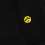 Vista dettagliata di una felpa con cappuccio nera del BVB con il logo giallo “BVB 09” sulla manica. Articolo ufficiale per i tifosi del Borussia Dortmund.