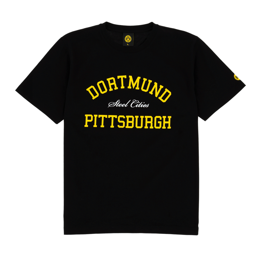 BVBの黒のTシャツ。黄色の「Dortmund Pittsburgh」の文字と、白の「Steel Cities」の文字が入っており、ボルシア・ドルトムントとピッツバーグのファンに最適です。