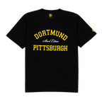 BVBの黒のTシャツ。黄色の「Dortmund Pittsburgh」の文字と、白の「Steel Cities」の文字が入っており、ボルシア・ドルトムントとピッツバーグのファンに最適です。