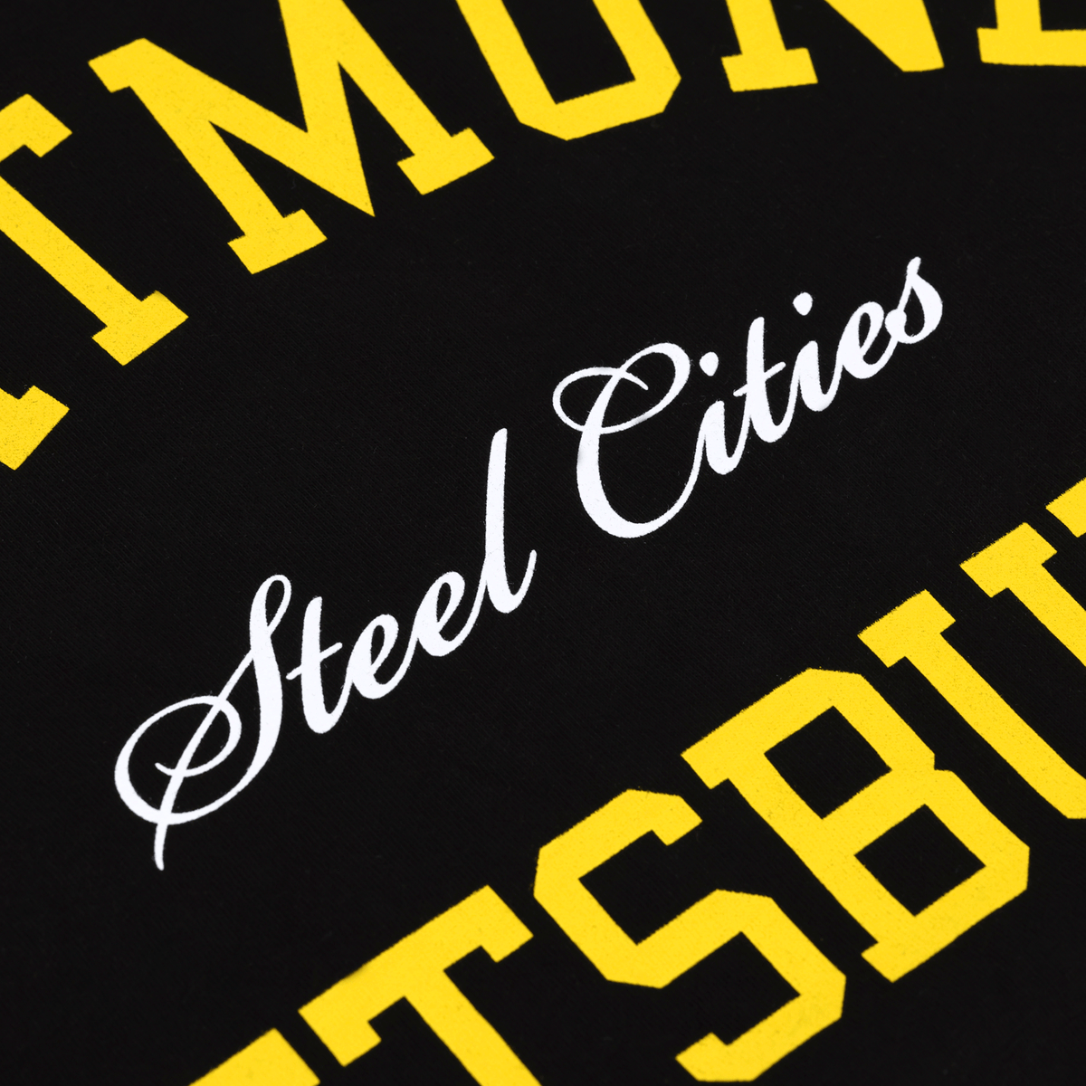 Maglietta del BVB nei colori nero e giallo con la scritta "Pittsburgh" e la scritta decorativa "Steel Cities" in primo piano.