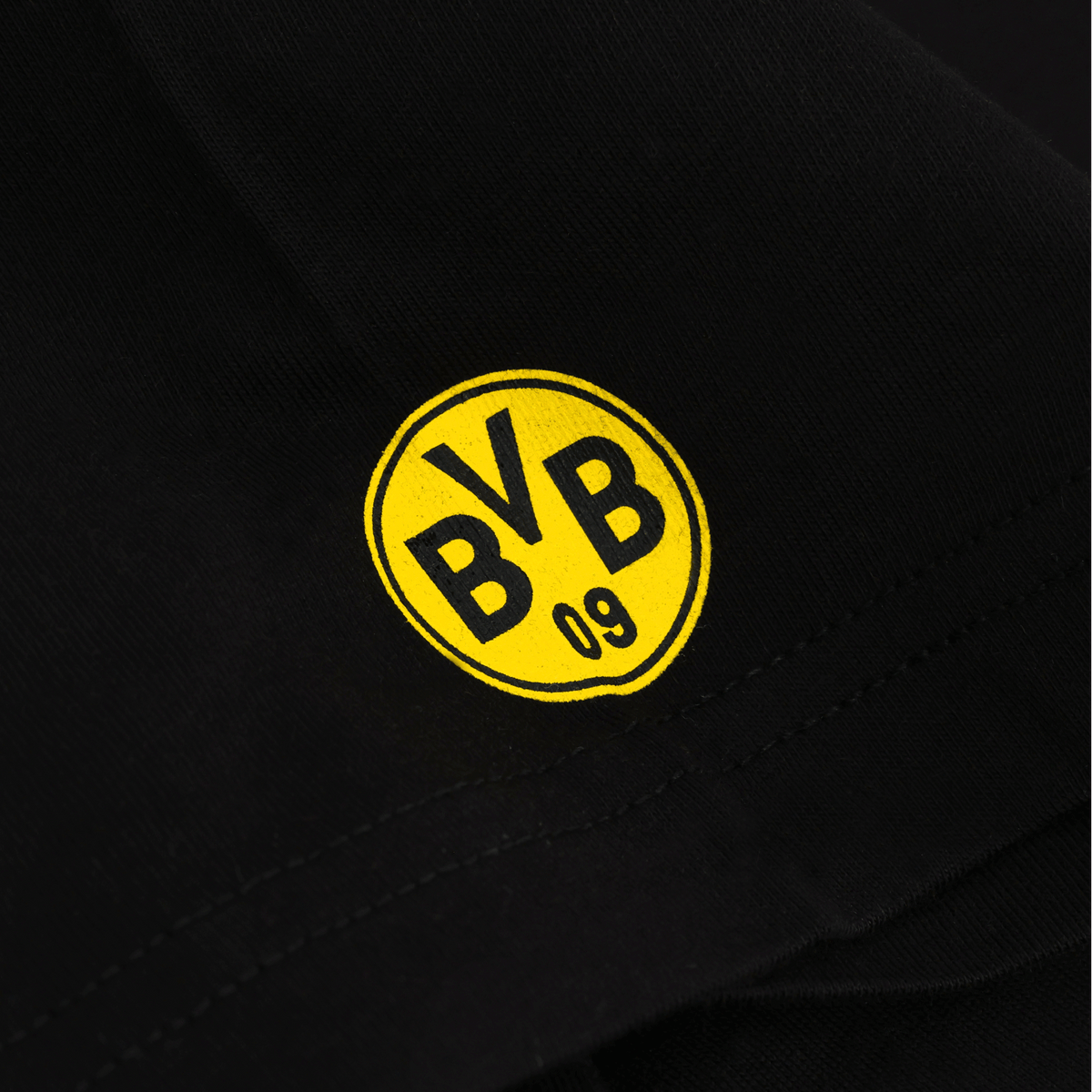 Maglietta nera del BVB con il logo circolare giallo “BVB 09” sul davanti, articolo per i tifosi del Borussia Dortmund.