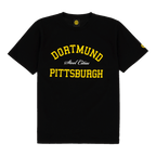 Maglietta nera del BVB con la scritta “Dortmund” in giallo e un motivo bianco e giallo dedicato a Pittsburgh; ideale per i tifosi del Borussia Dortmund e dei Pittsburgh Steel Cities.