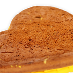 Un corazón de pan de jengibre del BVB, primer plano del pan de jengibre marrón con adornos amarillos, de 80 g de peso y un artículo para aficionados del club de fútbol Borussia Dortmund.