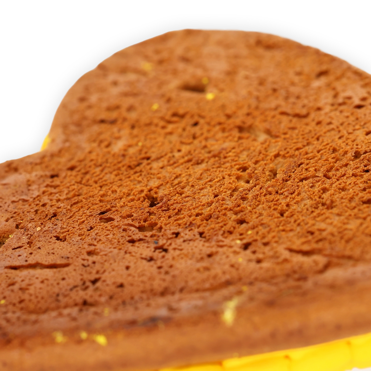 Un corazón de pan de jengibre del BVB, primer plano del pan de jengibre marrón con adornos amarillos, de 80 g de peso y un artículo para aficionados del club de fútbol Borussia Dortmund.