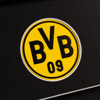 Ein BVB-Trikotrahmen in schwarzgelber Gestaltung mit BVB-Logo, geeignet zur stilvollen Wanddekoration und Präsentation von Trikots für Fans von Borussia Dortmund.