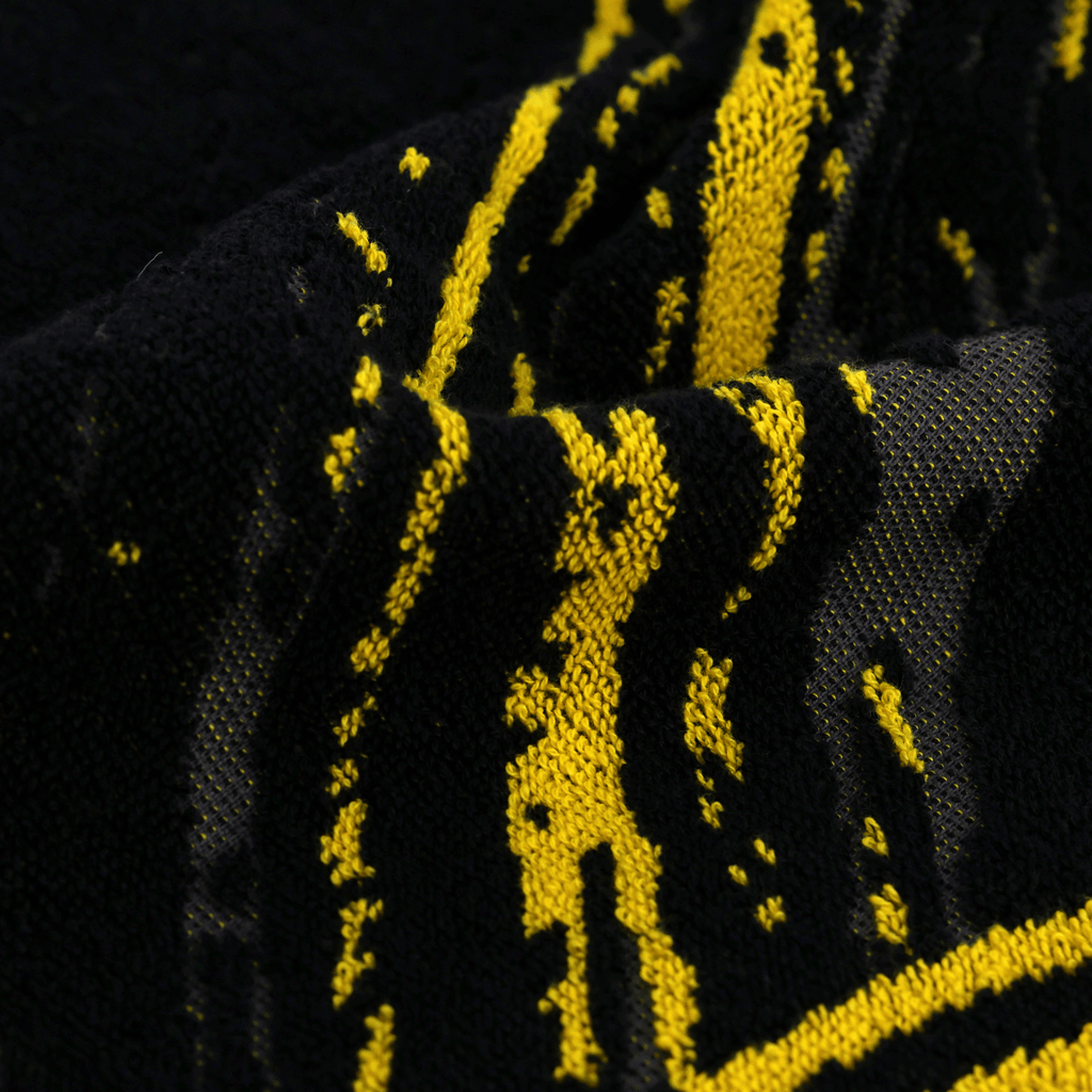 Serviette de douche BVB noir et jaune au motif tricolore, idéale pour les supporters du Borussia Dortmund, au format 70 x 140 cm, présentée en gros plan.