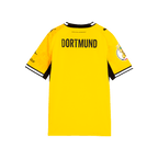 La vista trasera de la camiseta local del BVB para la temporada 26-27 para niños muestra el diseño en negro y amarillo con cuello negro y la inscripción «DORTMUND» en la parte superior de la espalda.
