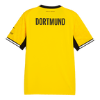 Rückansicht des gelben BVB-Heimtrikots für die Saison 2026/27 mit schwarzem DORTMUND-Schriftzug und schwarzen sowie weißen Details an den Ärmeln.