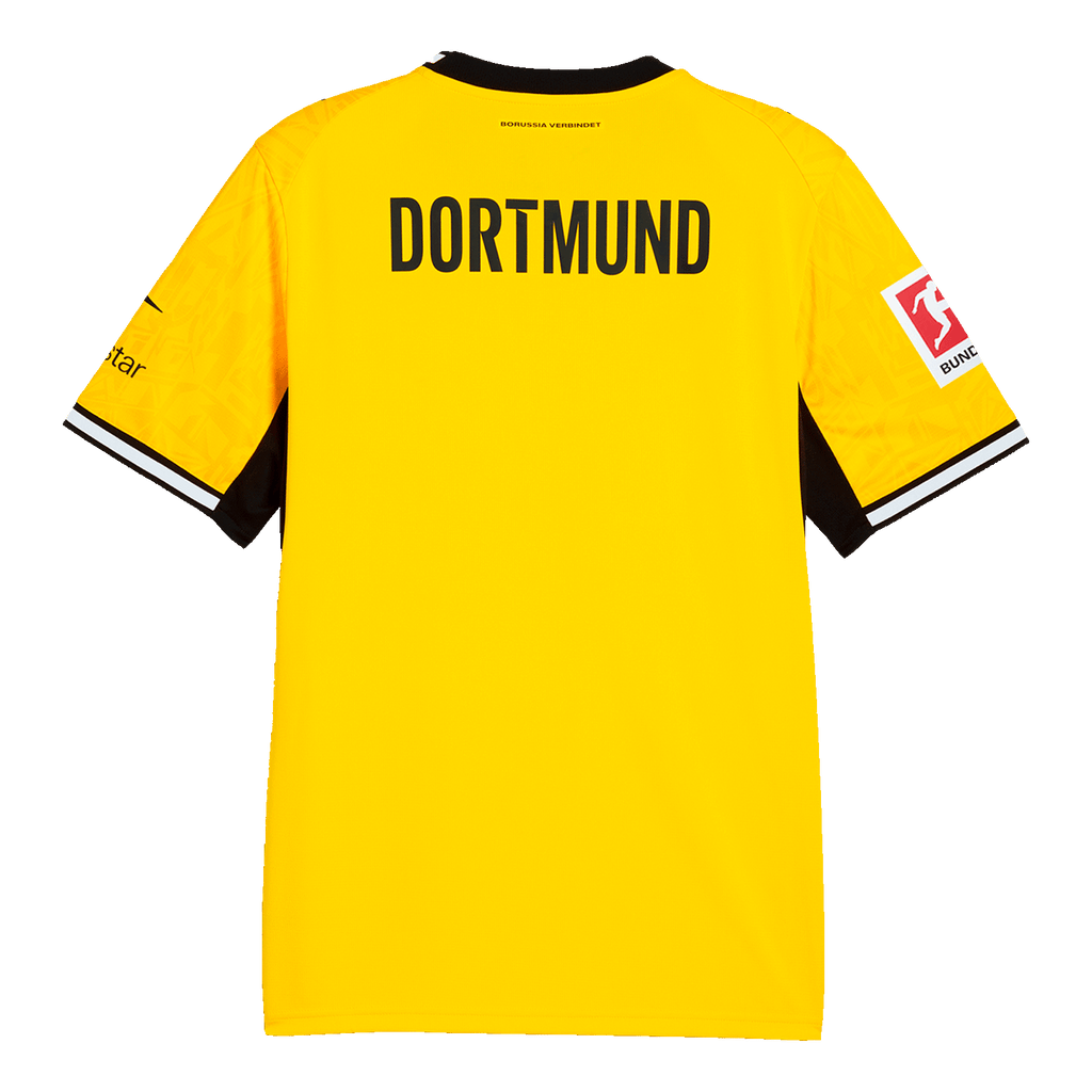 Das BVB-Heimtrikot der Saison 26/27 in gelb mit schwarzem Schriftzug 'DORTMUND' auf der Rückseite, schwarzem Kragen und Bundesliga-Logo auf dem linken Ärmel.