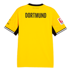 Das BVB-Heimtrikot der Saison 26/27 in gelb mit schwarzem Schriftzug 'DORTMUND' auf der Rückseite, schwarzem Kragen und Bundesliga-Logo auf dem linken Ärmel.