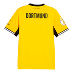 Rückansicht des gelben Heimtrikots von Borussia Dortmund für die Saison 2026/27 mit schwarzem Schriftzug 'Dortmund', schwarzweißen Ärmeln und BVB-typischen Details.