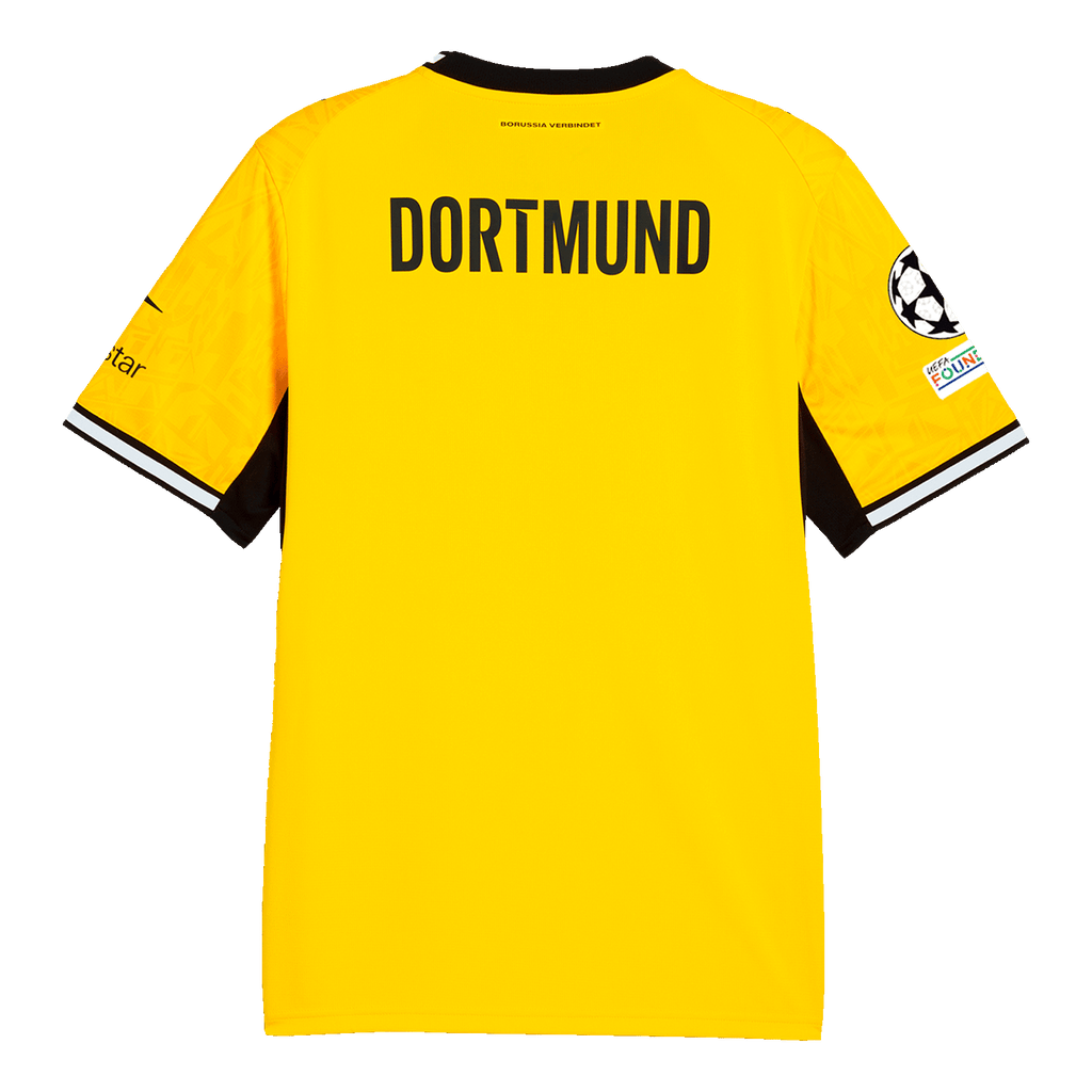 Das Bild zeigt die Rückseite des gelben BVB-Heimtrikots der Saison 2026/2027 mit schwarzem DORTMUND-Schriftzug und UEFA-Badge am Ärmel.