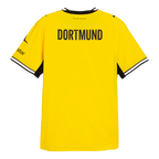26-27シーズンのBVBホームユニフォーム（オーセンティック）の背面。背中には「DORTMUND」の文字が入り、黒いディテールが施されている。