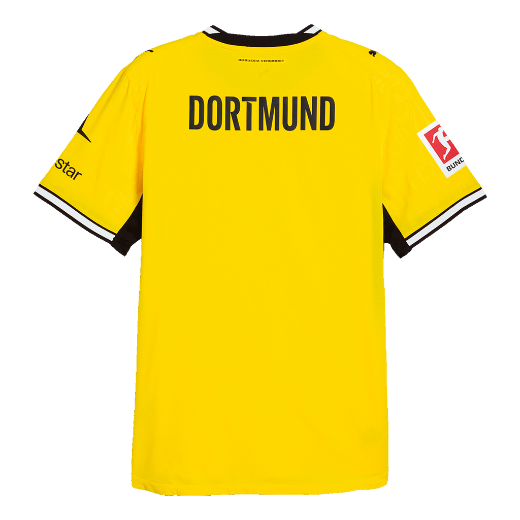 Die Rückansicht des gelben BVB-Heimtrikots aus der Saison 26-27 Authentic mit DORTMUND-Schriftzug auf der Rückseite und schwarzen Details sowie dem Bundesliga Logo auf dem rechten Ärmel.