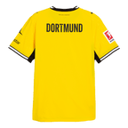 Die Rückansicht des gelben BVB-Heimtrikots aus der Saison 26-27 Authentic mit DORTMUND-Schriftzug auf der Rückseite und schwarzen Details sowie dem Bundesliga Logo auf dem rechten Ärmel.