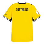 2026/2027シーズンのBVBの黄色いホームユニフォームの背面。黒色の「DORTMUND」の文字、PUMAのロゴ、Polestarのロゴが施されている。袖口は黒と白になっている。