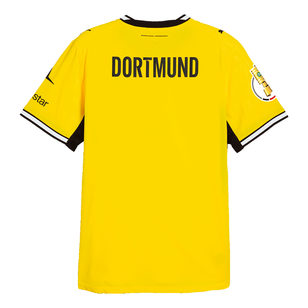 Das gelbe BVB-Heimtrikot der Saison 2026/2027 in der Rückansicht mit schwarzem DORTMUND-Schriftzug, PUMA-Logo und Polestar-Logo. Es sind schwarzweiße Armbündchen sichtbar.
