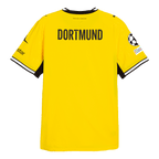 黒と黄色のBVBホームユニフォーム「26-27 Authentic」の背面。黒の「DORTMUND」の文字、右袖のポラスターのロゴ、そしてUEFAのバッジがあしらわれている。