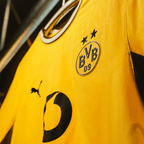 这款2026/27赛季多特蒙德（BVB）正版主场球衣采用黑黄配色，印有BVB徽标、PUMA字样及赞助商标识，专为真正的多特蒙德球迷设计。