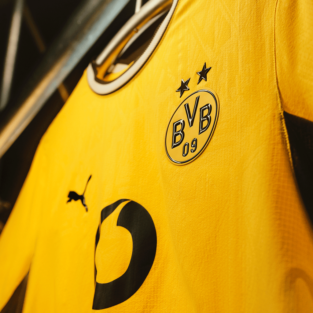 Das BVB Heimtrikot 2026/27 Authentic in schwarzgelb mit BVB-Logo, PUMA-Schriftzug und Sponsorendetails, geeignet für echte Borussia Dortmund Fans.