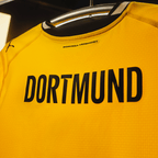 ボルシア・ドルトムントの2026/2027シーズンBVBホームユニフォーム。背面に「DORTMUND」の文字が入っており、黄色を基調に黒のアクセントとPUMAのロゴがあしらわれています。