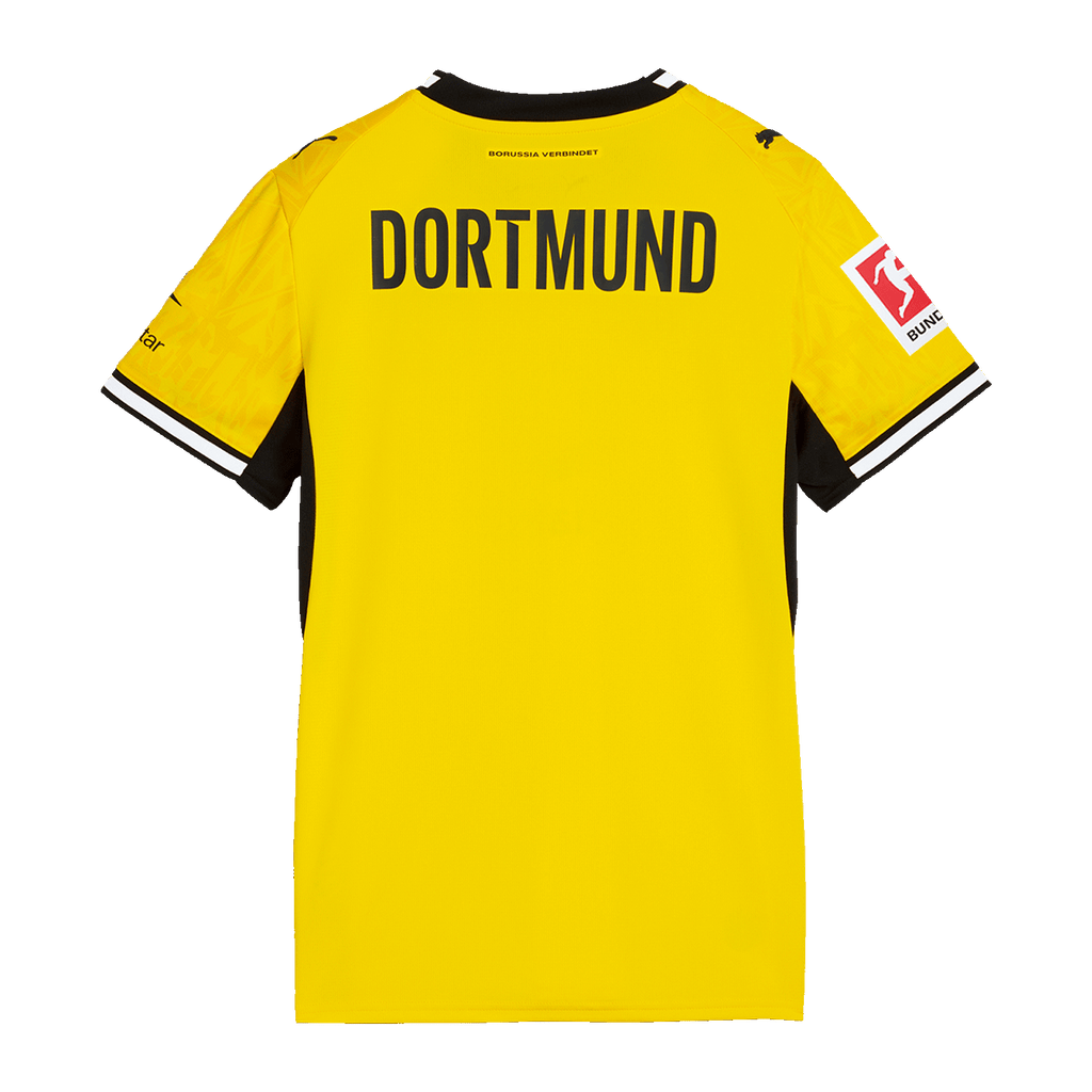 Vista trasera de la camiseta de local del BVB de la temporada 26/27 para mujer, en colores negro y amarillo, con la inscripción «DORTMUND» y los logotipos de la Bundesliga y de Puma visibles en las mangas.