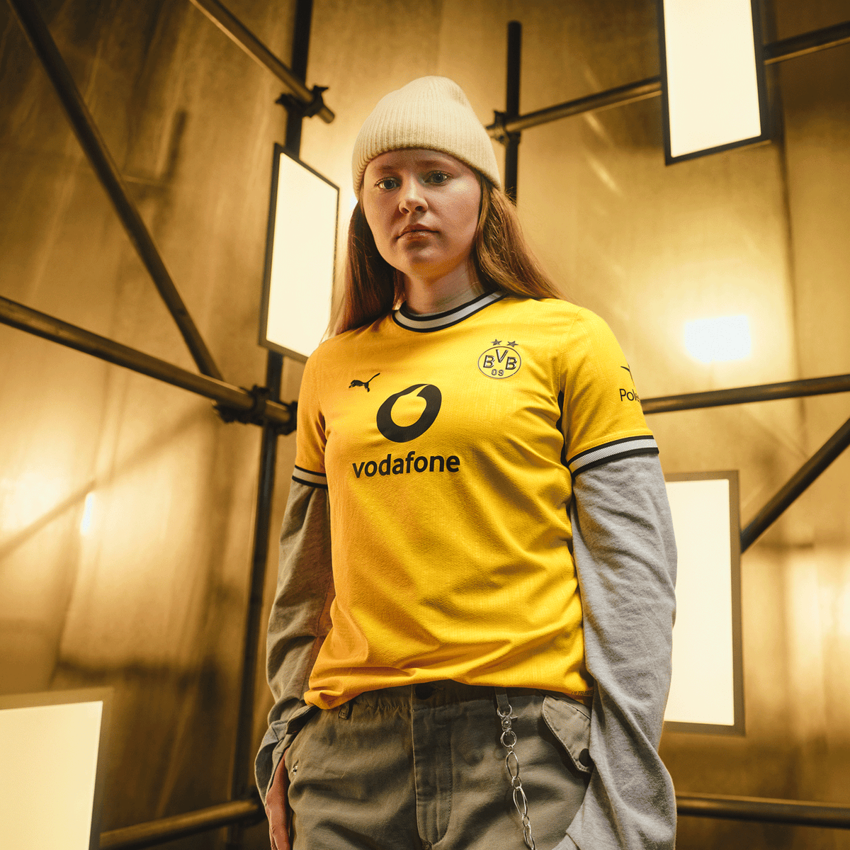 La camiseta de local del BVB para mujer, en color amarillo con detalles en negro, lleva el escudo del BVB, el logotipo de PUMA y los logotipos de los patrocinadores Vodafone y Polestar. Ideal como artículo para aficionados para la temporada 26/27.